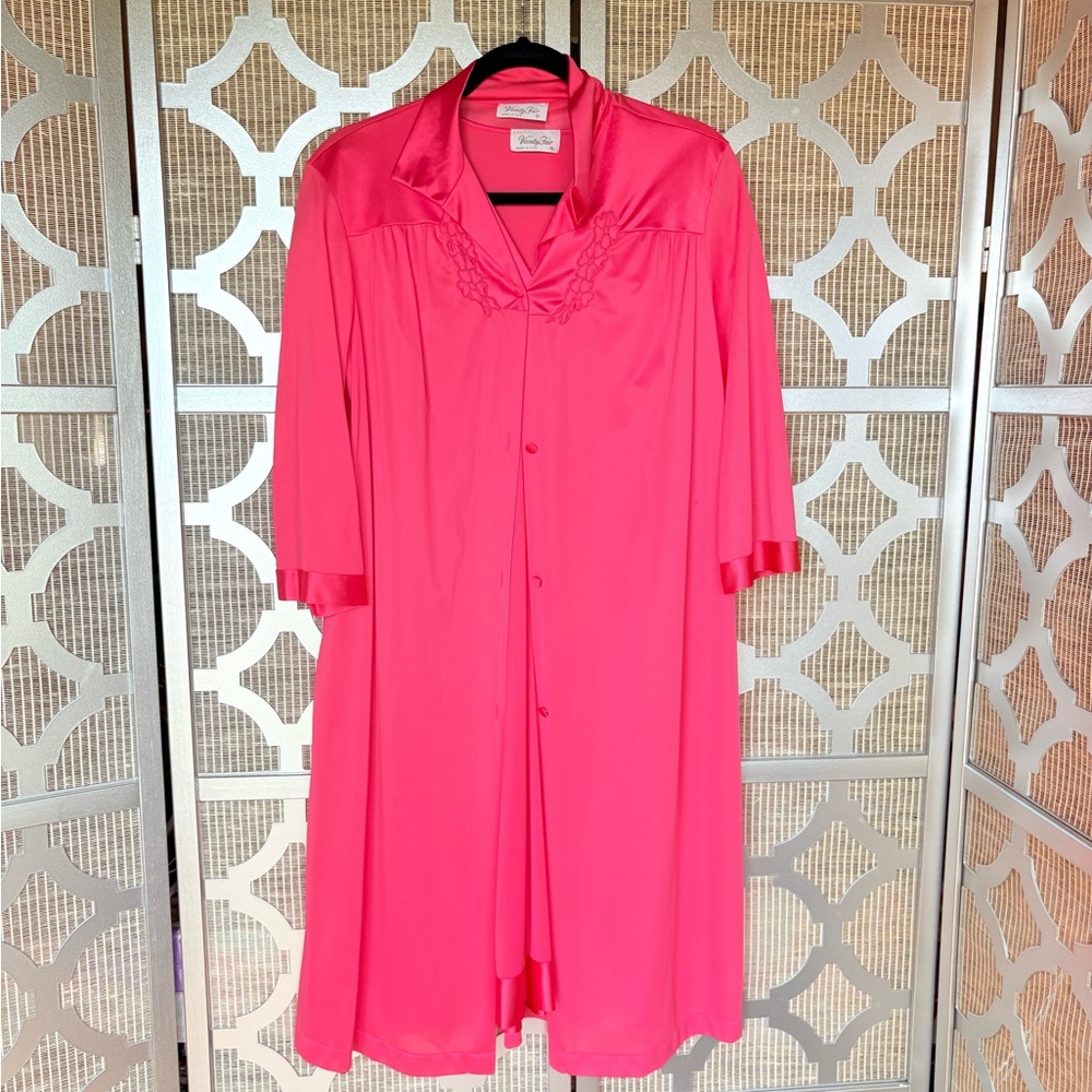 VINTAGE Vanity Fair Pink Robe with 3/4 Sleeves and Collared Neckline